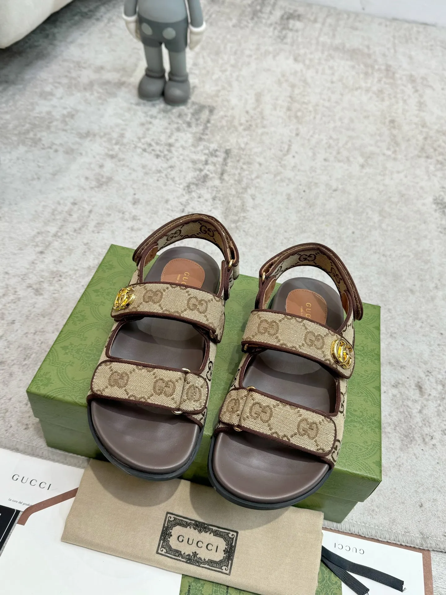 👟👟Ex-factory price 520👟👟 Gucci two-strap Velcro flat sandals beach shoes Early spring series GG classic presbyopic fabric beach sandals are decorated with classic GG presbyopic canvas fabric fabric with double G metal buckle ✔️ Fabric: Original customized imported double G presbyopic ✔️ Lining: imported sheepskin ✔️ Heel: 2.0CM thick sole ✔️ Outsole: Mold imported rubber sole ✔️ Code number: 35-40 (41 customized, non-refundable)